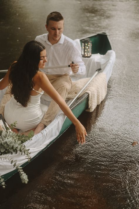 Lake Wedding Pictures, Boat Engagement Photos, Boat Photoshoot, Picnic Photography, Engagement Photo Props, Couples Beach Photography, Wedding Content, Lake Photoshoot, Girl Western