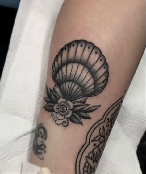 Seashell With Flowers Tattoo, American Traditional Shell Tattoo, American Traditional Ocean Tattoo, Traditional Shell Tattoo, Mussel Tattoo, Old School Mermaid Tattoo, Gap Filler Tattoo Design, Sea Shell Tattoo, Traditional Mermaid Tattoos