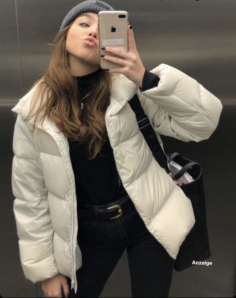 Oversize Winter Coat, Styling White Puffer Jacket, Style White Puffer Jacket, Cream Puffer Jacket Outfit Winter, How To Style White Puffer Jacket, Styling Puffer Jacket Women, Puffer Jacket Women Outfits, Off White Puffer Jacket Outfit, White Winter Jacket Outfit