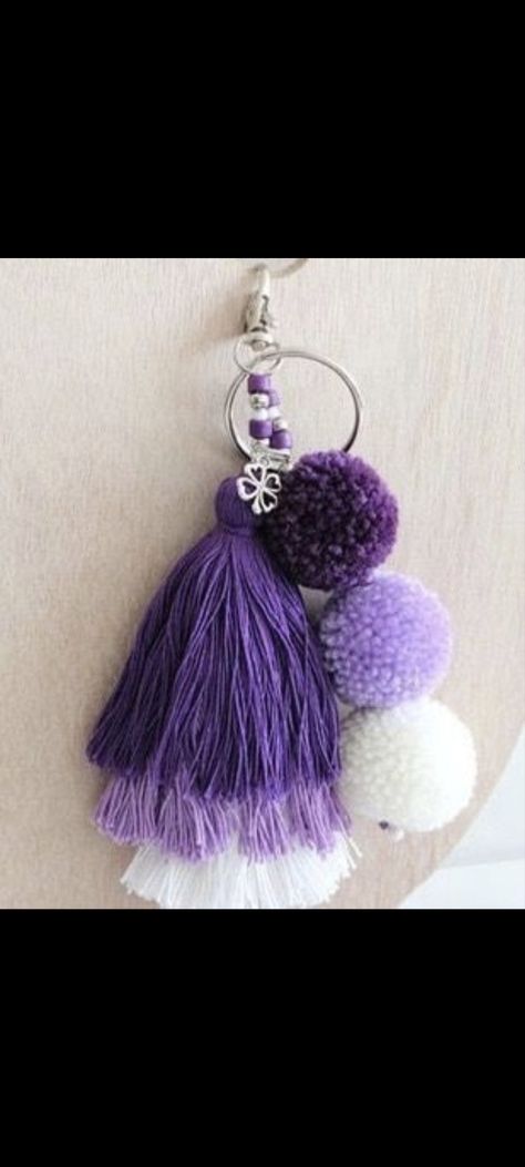 Tassen Hanger, Pom Pom Bag, Simpul Makrame, Pom Pom Bag Charm, Tassel Crafts, Pom Keychain, Boho Keychain, Pom Pom Keychain, Diy Yarn Crafts