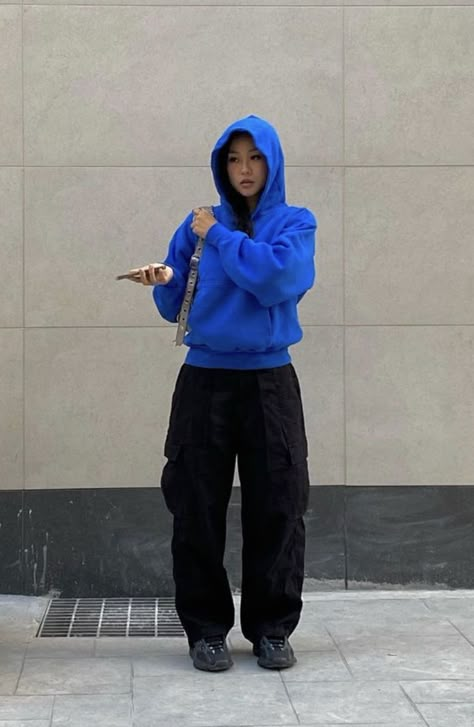 Airpods Pro Max Aesthetic Outfit, Aesthetic Outfit For School, Blue And Black Outfit, Blue Hoodie Outfit, Street Wear Aesthetic, Outfit Inspo Aesthetic, Outfit For School, Tomboy Style Outfits, Streetwear Fashion Women