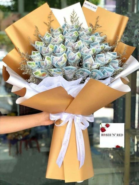 Birthday Money Gifts, Graduation Money Gifts, Money Rose, Diy Graduation Gifts, Money Flowers, Graduation Money, Money Bouquet, Creative Money Gifts, Birthday Money