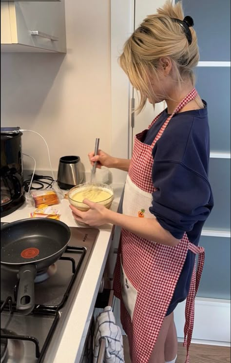 A Girl Cooking Aesthetic, Kitchen Selfie Ideas, Women Cooking Aesthetic, Dink Aesthetic, People Cooking Aesthetic, Baker Girl Aesthetic, Kind Girl Aesthetic, Girl Cooking Aesthetic, Woman Cooking In Kitchen