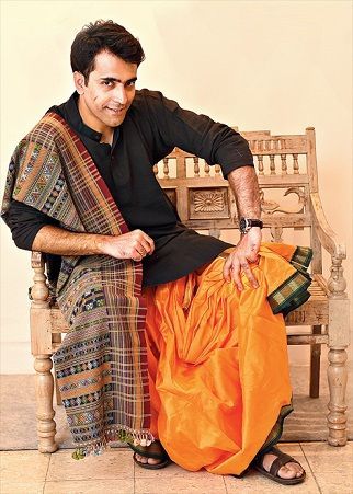 Ancient Indian Clothing, Ethenic Wear, Mens Traditional Wear, Wedding Dresses Men Indian, Hand Painted Dress, Kurta Men, Bengali Wedding, Indian Men Fashion, Wedding Outfit Men