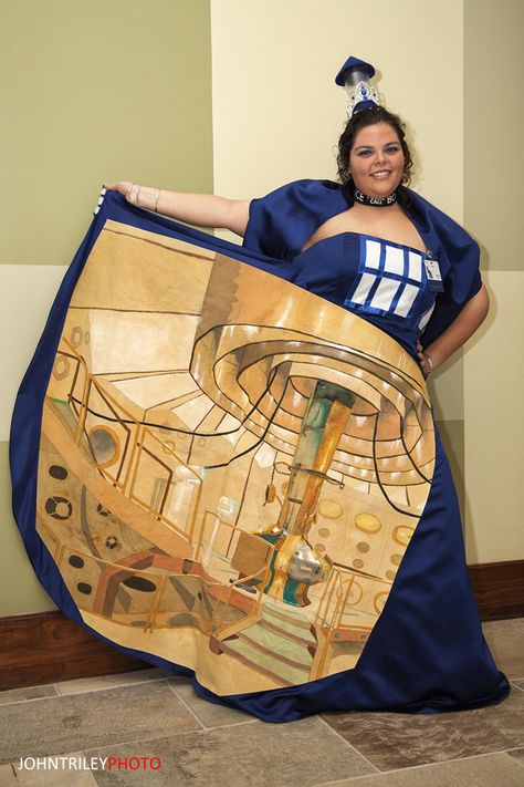 The Greatest Tardis Dress Ever | Cool Cosplay Tardis Dress, Diy Costumes Women, Plus Size Halloween Costume, Diy Halloween Costumes For Women, Dresses Fancy, Mad Man, Doctor Who Tardis, Scary Halloween Costumes, Plus Size Halloween