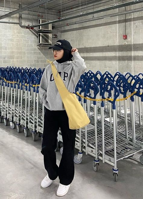 Ootd Hoodie Hijab Casual, Ootd Hijab Topi Baseball, Ootd Boyish Hijab, Ootd Topi Hijab, Outfit Hijab Topi, Hijab Style With Hoodie, Style Hoodie Hijab, Hoodie Hijab Style, Hijabi Hoodie Outfit