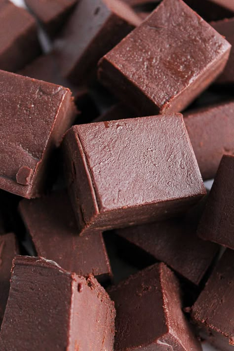 Dark Chocolate Fudge - Sweets by Elise Dark Chocolate Fudge Recipe, Chocolate Fudge Cupcakes, Dark Chocolate Desserts, Fudge Flavors, Dark Chocolate Fudge, Fudge Recipes Chocolate, Fudge Recipes Easy, Dipped Cookies, Fudge Easy