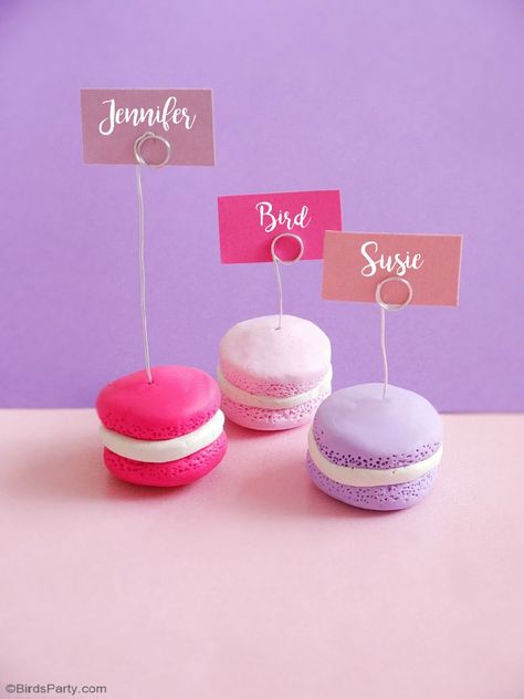 DIY Polymer Clay Macaron Place-Card Holders - a fun & easy craft to make with kids! These are perfect as hostess gifts or to embellish your party tables! by BirdsParty.com @birdsparty #kidscrafts #polymerclay #diymacaronsplacecardholders #placecardholders #macarons #diymacaronclay Place Card Holders Diy, Clay Macaron, Macaron Birthday, Handmade Hostess Gifts, Diy Photo Holder, Card Holder Diy, Place Card Holders Wedding, Kid Bedrooms, Party Checklist