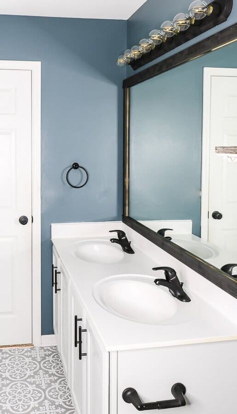 Blue Bathroom Paint, Blue Bathroom Walls, Bathroom Wall Colors, Light Blue Bathroom, Bathroom On A Budget, Blue Bathroom Decor, Bathroom Color Schemes, Bathroom Color, Bathroom Redo