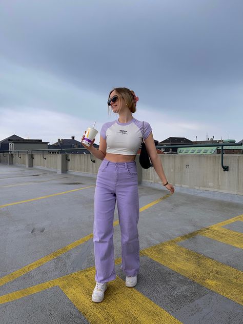 Cute and fun outfit In Copenhagen Purple Cargo Pants Outfit Street Style, How To Style Purple Jeans, Purple Jeans Outfit Aesthetic, Purple Pants Outfit Aesthetic, How To Style Purple Pants, Purple Aesthetic Outfits, Purple Cargo Pants Outfit, Colorful Casual Outfits, Aesthetic Outfits Purple