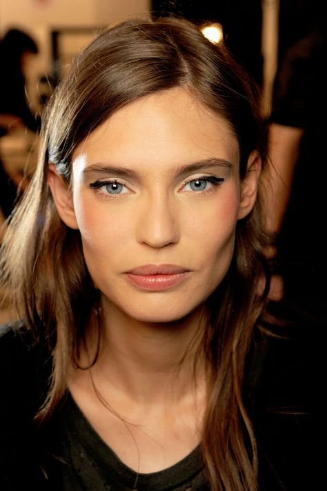 Chanel Makeup Looks, Bianca Balti, Simple Eyeliner, High Cheekbones, Original Supermodels, Chanel Beauty, Chanel Makeup, Beautiful Makeup, Beauty Make Up