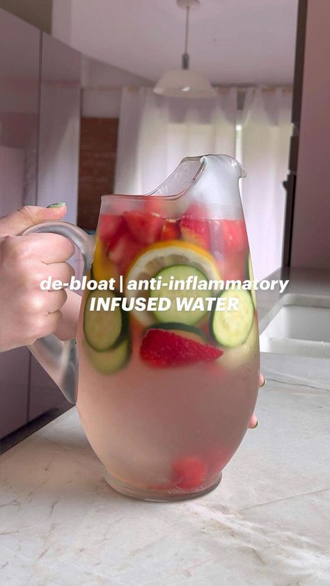 · 4 servings 32 oz fresh, filtered water • 1 1/2 cups watermelon, cubed • 1/2 cucumber, sliced • 1 cup strawberries, halved • 2 lemons, sliced • 1 small knob of ginger, grated Healthy Juicer Recipes, Healthy Water Drinks, Healthy Juice Drinks, Anti Inflammation Recipes, Cramps Relief, Infused Water Recipes, Juicer Recipes, Fruit Infused Water, Healthy Drinks Smoothies