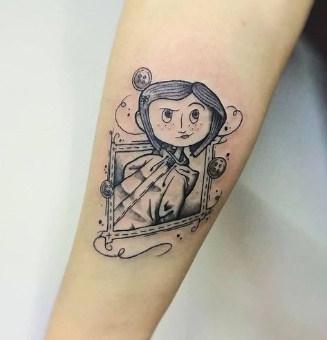 Tatuaje Studio Ghibli, Coraline Tattoo, Linework Tattoo, Scary Tattoos, Spooky Tattoos, Instagram Tattoo, Cartoon Tattoos, Time Tattoos, Dream Tattoos