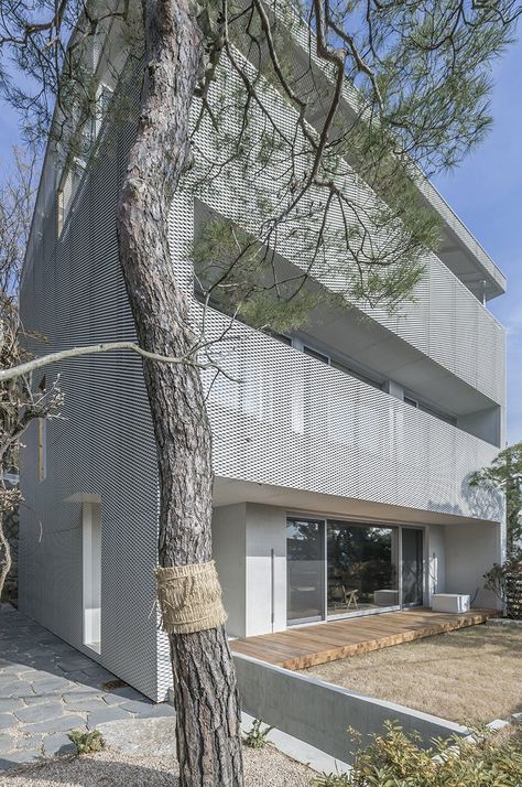 bcho architects associates clads house in seoul in a sheer metal screen Double Skin Facade, Panel Facade, Expanded Metal Mesh, Home Facade, Metal Facade, Fendi Casa, Villa House, Expanded Metal, Forest Scenery