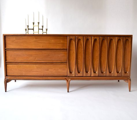 Credenza Ideas, Mid Century Danish Furniture, Midcentury Modern House, Minimal Decoration, Flipping Business, Mid Century Modern Credenza, Walnut Credenza, Artistic Furniture, Mid Century Modern Dresser