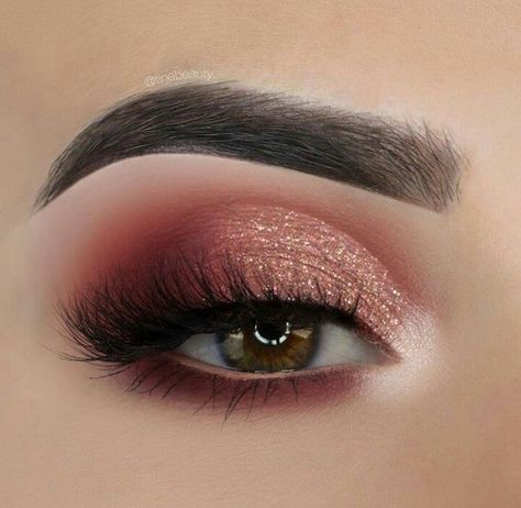 @larissamouraxx Rose Gold Eye Makeup, Halloweenský Makeup, Make Up Designs, Make Up Gold, Gold Eyeliner, Mekap Mata, Makeup Sephora, Gold Eye Makeup, Rose Gold Makeup