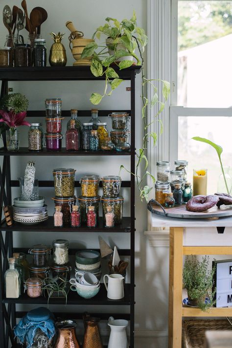 Open Shelving Pantry, Shelving Pantry, Boho Chic Interior Design, Open Pantry, Boho Chic Interior, Bohemian Bedroom Design, Interior Design Bohemian, Stylish Bedroom Design, Boho Kitchen