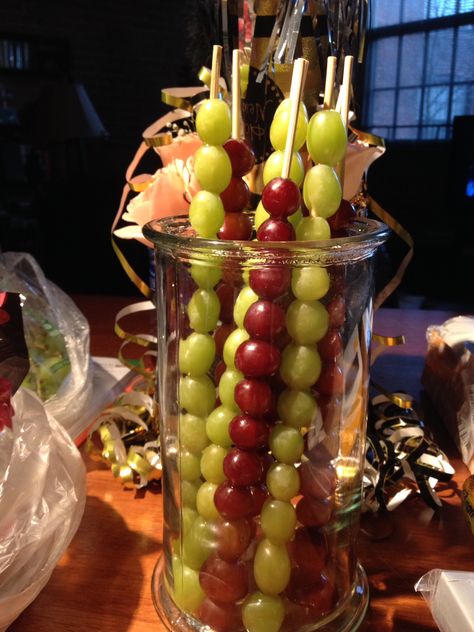 Grape skewers for midnight on New Year's Eve Grapes For New Years Eve, New Years Small Party Ideas, Grapes New Years Eve, Nye Grapes, Hawaiian New Years Eve Party, New Years Food Table, New Years Eve Buffet Table, New Years Eve Gift Ideas, 2023 New Years Eve Party Ideas