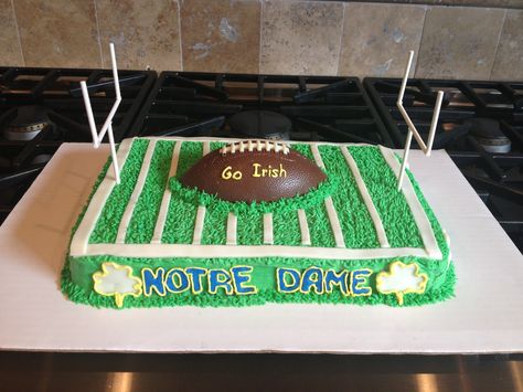 Notre Dame Birthday CAke Football Field Birthday Cake, Football Field Cake, Superbowl Cake, Football Cakes, Football Birthday Cake, High School Marching Band, Football Ideas, Yoghurt Cake, Football Birthday Party