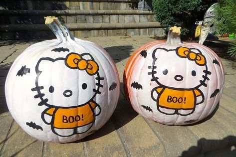 Halloween Pumpkins Painted Aesthetic, Painted Hello Kitty Pumpkin, Trunk Or Treat Hello Kitty, Hello Kitty Halloween Pumpkin Painting, Halloween Hello Kitty Pumpkin, Hello Kitty Halloween Pumpkin, Pumpkin Painting Hello Kitty, Sanrio Pumpkin Painting, Pumpkin Painting Ideas Hello Kitty