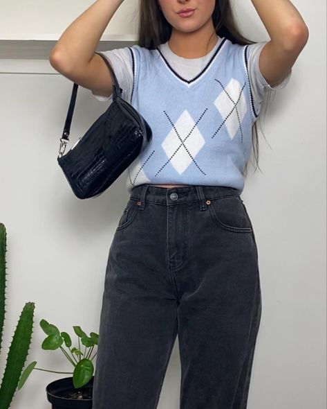 Blue sweater vest black jeans outfit inspo black bag outfit ideas Blue Plaid Vest Outfit, Sweater Vest Outfit Women Aesthetic, Outfits With A Sweater Vest, Sweat Vest Outfit, Light Blue Sweater Vest Outfit, Sweater Vest Outfit Jeans, Vest Inspo Outfit, Vest Outfits Black Women, Cute Sweater Vest Outfits