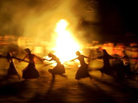 Dancing Around A Fire, App Ikon, Yennefer Of Vengerberg, Hakone, A Group Of People, Southern Gothic, Season Of The Witch, Beltane, Witch Aesthetic