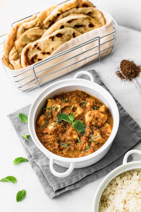 Indian Chicken Curry with Naan Bread Curry And Naan, Naan Bread Recipes, Kerala Chicken Curry, Indian Chicken Curry Recipe, Homemade Naan, Recipes With Naan Bread, Vindaloo, Indian Chicken, Culinary Experience