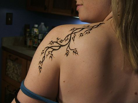 Shoulder Henna, Small Henna Tattoos, Back Henna, Wrist Henna, Tattoo Design For Hand, Cute Henna Tattoos, Henna Designs Wrist, Cute Henna, Simple Henna Tattoo