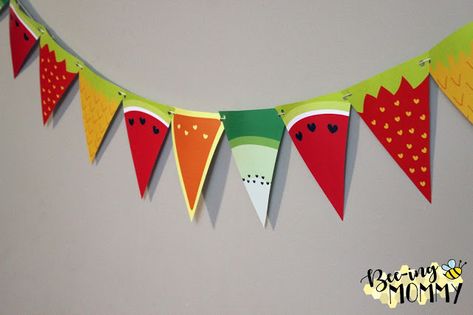 Tutti Frutti Party Decoration Ideas - link to the free printable fruit bunting/garland Fruit Banner Free Printable, Fruit Theme Decorations, Fruits Day Celebration Ideas, Hari Gizi, Tutti Frutti Party Decorations, Fruit Banner, Fruit Party Decorations, Tutti Frutti Birthday Party, Tutti Frutti Party