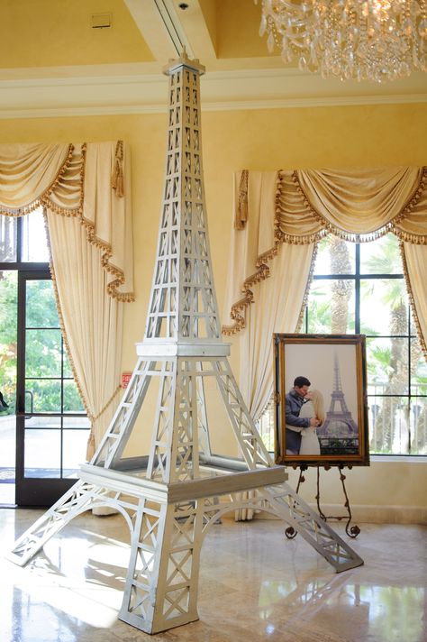 Diy Eiffel Tower, Eiffel Tower Party, Tower Room, Eiffel Tower Photo, Eiffel Tower Wedding, Paris Room Decor, Eiffel Tower Centerpiece, Pr Ideas, Eiffel Tower Decorations