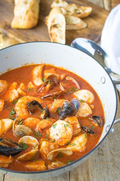 Oyster Dishes, Italian Seafood Stew, Italian Soups, Italian Seafood, Soups Recipes, Diy Easy Recipes, Seafood Recipe, Tomato Broth, Seafood Stew