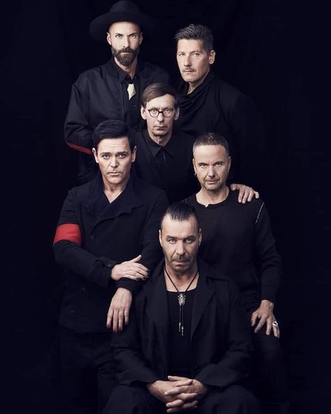 #Rammstein #ChristophSchneider #Drummer #Schlagzeuger #drums #guitarplayer #guitar #gitarrist #singer #keyboardplayer #man #PaulLanders… Til Lindemann, Richard Z Kruspe, Band Photoshoot, Group Poses, Band Photography, Till Lindemann, Band Pictures, Musical Band, Band Photos