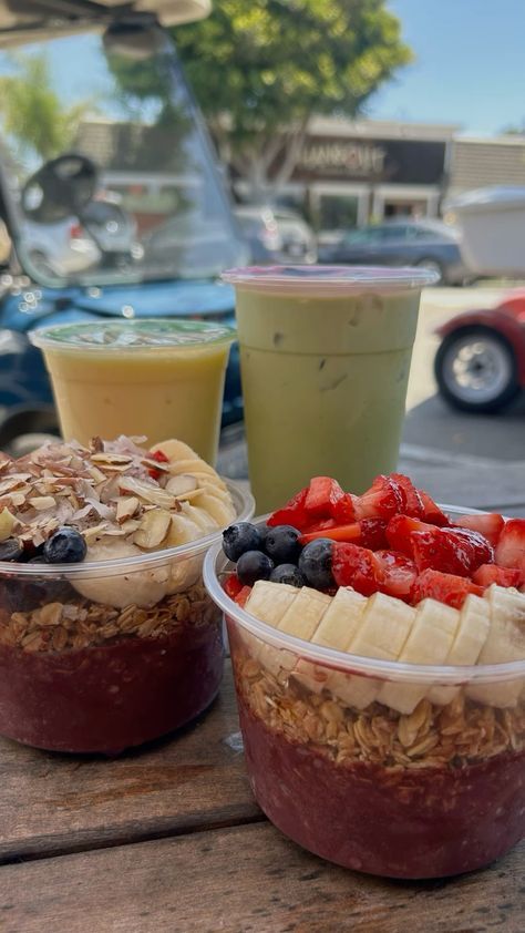 Beach Smoothie Bowl, Smoothie Acai Bowl, Fruit Based Meals, Asie Bowls Fruit, Fruit Smoothie Aesthetic, Mango Acai Bowl, Acia Bowls, Date Granola, Smoothie Bowl Aesthetic