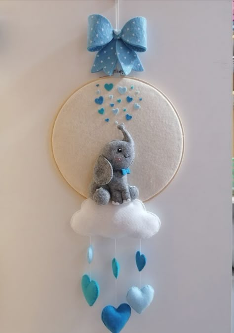 Idee Babyshower, Embroidery Hoop Art Diy, Felt Toys Patterns, Felt Animal Patterns, Felt Crafts Diy, Diy Baby Gifts, Diy Yarn Crafts, Handmade Embroidery Designs, Felt Baby