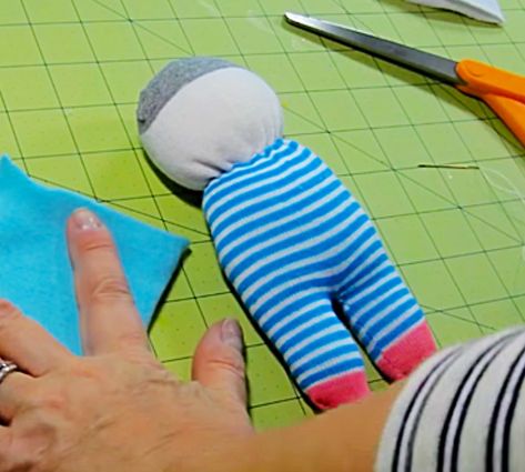 Learn to make a cheap, easy, quick sock doll for Christmas Gifts Diy Sock Toys, Diy Dolls Making, Quilted Toys, Doll Videos, Sock Dolls, Sock Doll, Sock Toys, Homemade Dolls, Thanksgiving Break