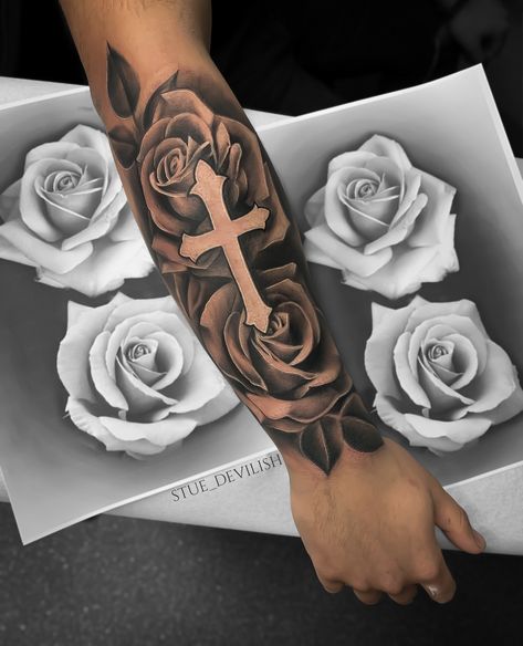 Rosen Tattoo Mann, Tato Lengan Bawah, Rosen Tattoo Frau, Tato Salib, Realistic Rose Tattoo, Rose Tattoo Sleeve, Rose Tattoos For Men, Rose Tattoos For Women, Cross Tattoos For Women