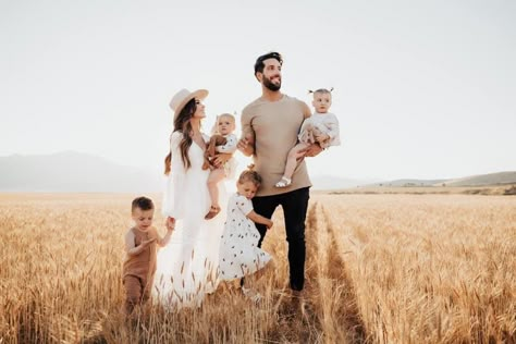 Love these outfits!!! Maxi Dress For Family Pictures, Floral Dress Family Pictures, Airy Family Photos, Airy Photoshoot, Boho 2023, Neutral Family Photos, Boho Family Photos, Fall Photoshoot Family, Fall Family Outfits