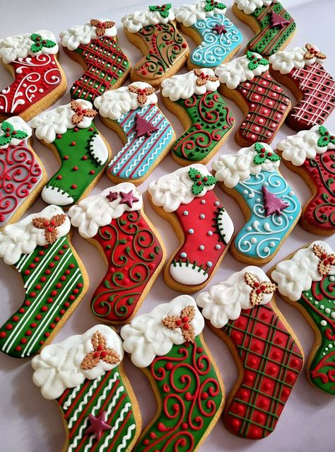 Christmas Stocking Cookies, Royal Icing Christmas Cookies, Christmas Cookie Ideas, Decorated Christmas Cookies, Christmas Sugar Cookies Decorated, Christmas Stocking Decorations, Cute Christmas Cookies, Royal Iced Cookies, Christmas Cookies Gift