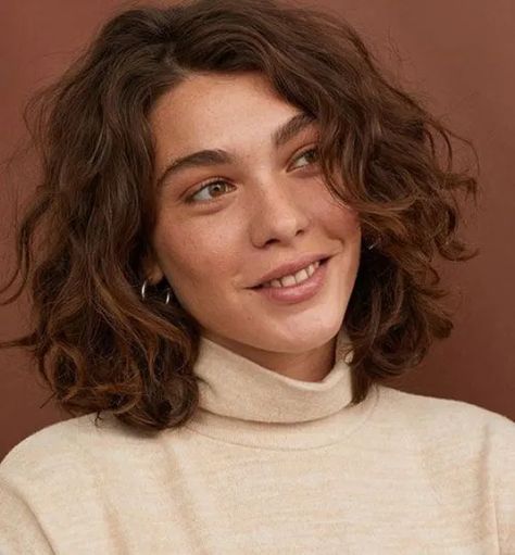 Pelo Bob Ondulado, Layered Curly Haircuts, Short Wavy Haircuts, Natural Curly Hair Cuts, Bob Haircut Curly, Layered Curly Hair, Wavy Haircuts, Hair Inspiration Short, Short Curly Haircuts