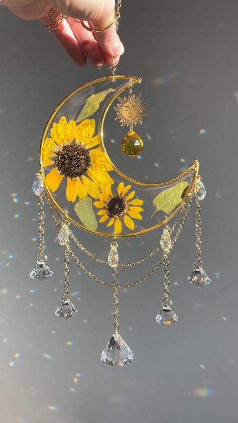 Window Sun Catchers Crystal, Sunflower Sun Catcher, Sun Catchers Diy, Diy Sun Catchers, Diy Sun Catcher, Resin Suncatcher, Crystal Suncatchers Diy, Diy Projects To Make And Sell, Flower Suncatcher