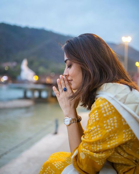 Mandir Poses For Women, Mandir Outfit Women, Haridwar Photography Poses, Rishikesh Outfit Ideas, Haridwar Photo, Kedarnath Photo, Rishikesh Photography, Indian Fashion Salwar, Nisha Agarwal