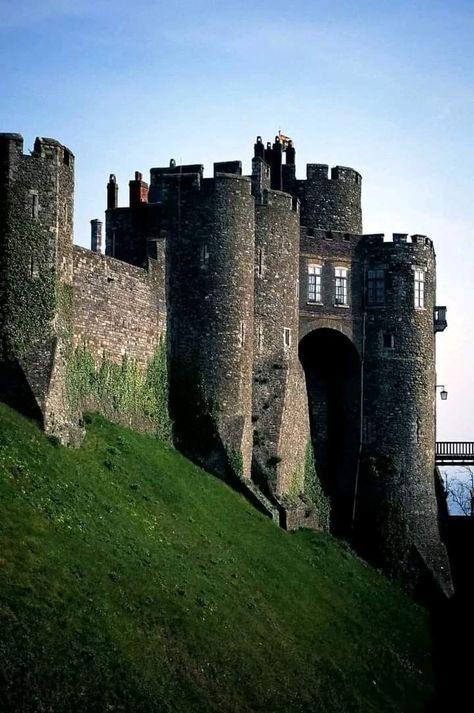 Dover England, Enchanted Castles, Dover Castle, Castles In England, Castle Mansion, Famous Castles, Castle Aesthetic, Kent England, European Castles