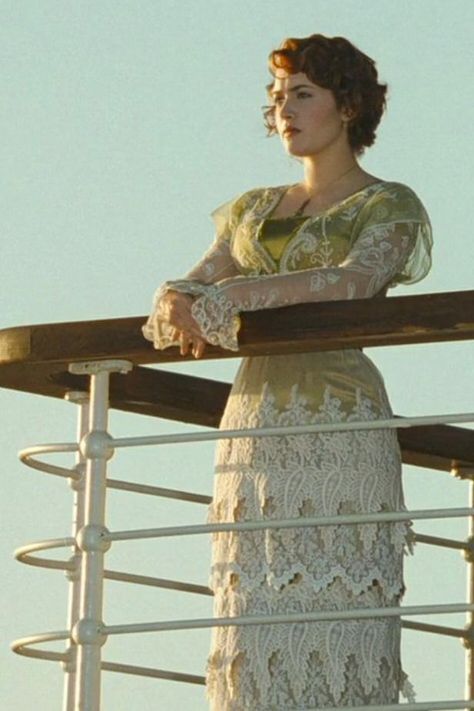 This dress is known as the "tea dress" gown, for it appeared in the symbolic scene of the movie Titanic in the ship's tea room. It was designed by costume designer Deborah Lynn Scott who won an Academy Award in 1998. Titanic Costume, Rose Dewitt Bukater, Titanic Kate Winslet, Green Movie, Titanic Dress, Period Films, Green Costumes, Period Movies, Iconic Dresses