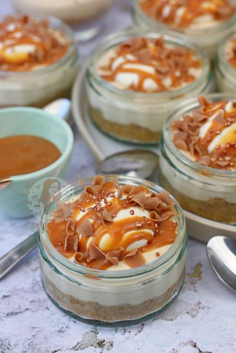 Salted Caramel Cheesecake Pots - Jane's Patisserie Cheesecake Pots, Mason Jar Cheesecake, Mason Jar Desserts Recipes, Cheesecake Caramel, Individual Cheesecakes, Pots Ideas, Janes Patisserie, Mason Jar Desserts, No Bake Lemon Cheesecake