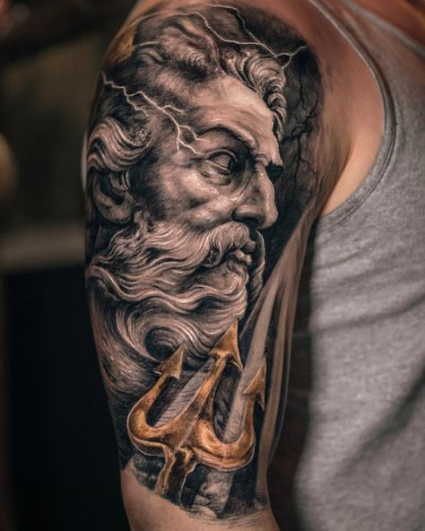 Neptune holding his trident, done on guy's upper arm by Yomico Moreno, an artist based in New York City, USA. Neptune Tattoo, Hades Tattoo, Trident Tattoo, Greek God Tattoo, Small Wave Tattoo, Poseidon Tattoo, Zeus Tattoo, Greek Mythology Tattoos, Epic Tattoo