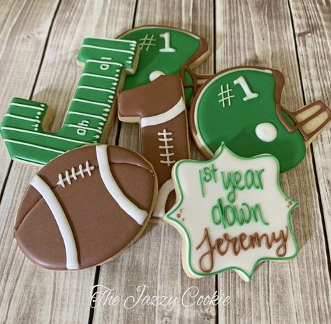 The Jazzy Cookie on Instagram: "#thejazzycookie. #nolabakery #sugarcookies #birthdaycookies #royalicingart #sugarcookieart #cookiesofinstagram #footballcookies" Cookies Football, Football Sugar Cookies, Super Bowl Cookies, Football Crochet, Football First Birthday, Football Celebrations, Football Cookies, Sugar Cookie Royal Icing, Football Birthday Party