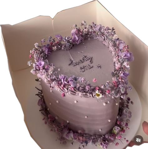 Lilac Vintage Cake, Lilac Cake Ideas, Pastel Lilac Aesthetic, Purple Vintage Cake, Lavender Cakes, Birthday Girl Aesthetic, Pretty Pastries, 21st Bday Cake, Heart Shaped Birthday Cake