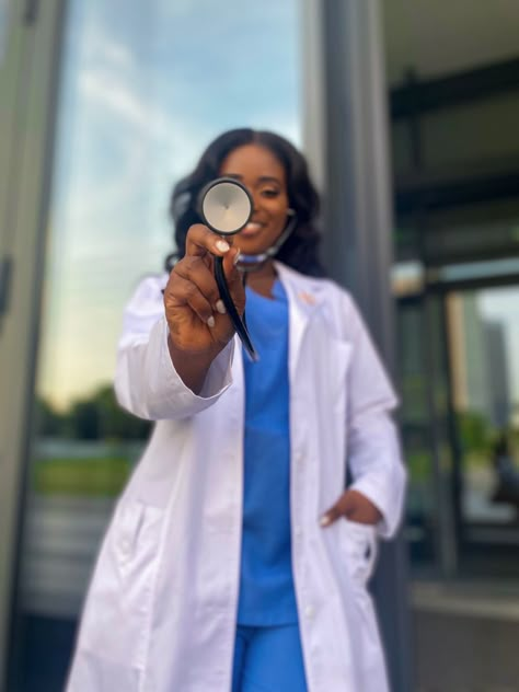 Medical Student Graduation Pictures, Graduating Med School, Photoshoot Ideas For Doctors, Doctors Graduation Pictures, Med Student Photoshoot, Medical Graduation Photoshoot, Scrubs Photoshoot Graduation, Induction Photoshoot Ideas, Medical School Graduation Pictures Photo Ideas