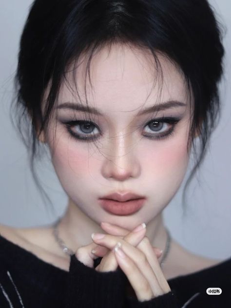 Ulzzang Makeup Dark, Grunge Douyin Makeup, Asian Grunge Makeup, Eye Makeup Emo, Makeup On Asian, Punk Makeup Grunge, Dark Douyin Makeup, Emo Makeup Looks, Grunge Eye Makeup