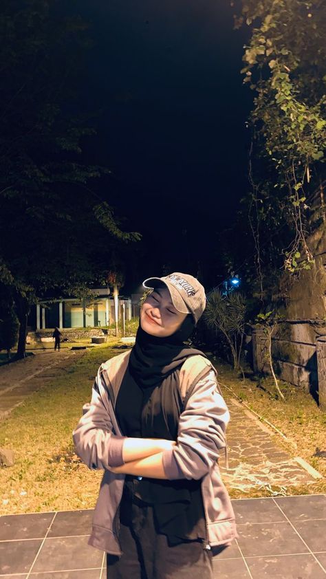 klik gambar Hijab Street Fashion, Outfit Hijab Ideas, Ootd Hoodie, Hijab Fashion Summer, Cool Boy Image, Outfit Korean, Best Friends Shoot, Photography Posing Guide, Casual Hijab Outfit